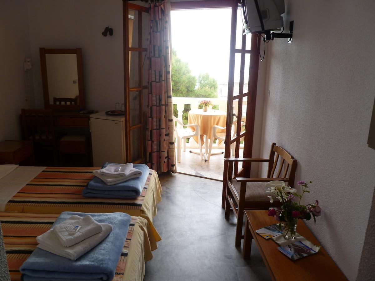 Hotel Liberty II Agia Marina  Camera foto